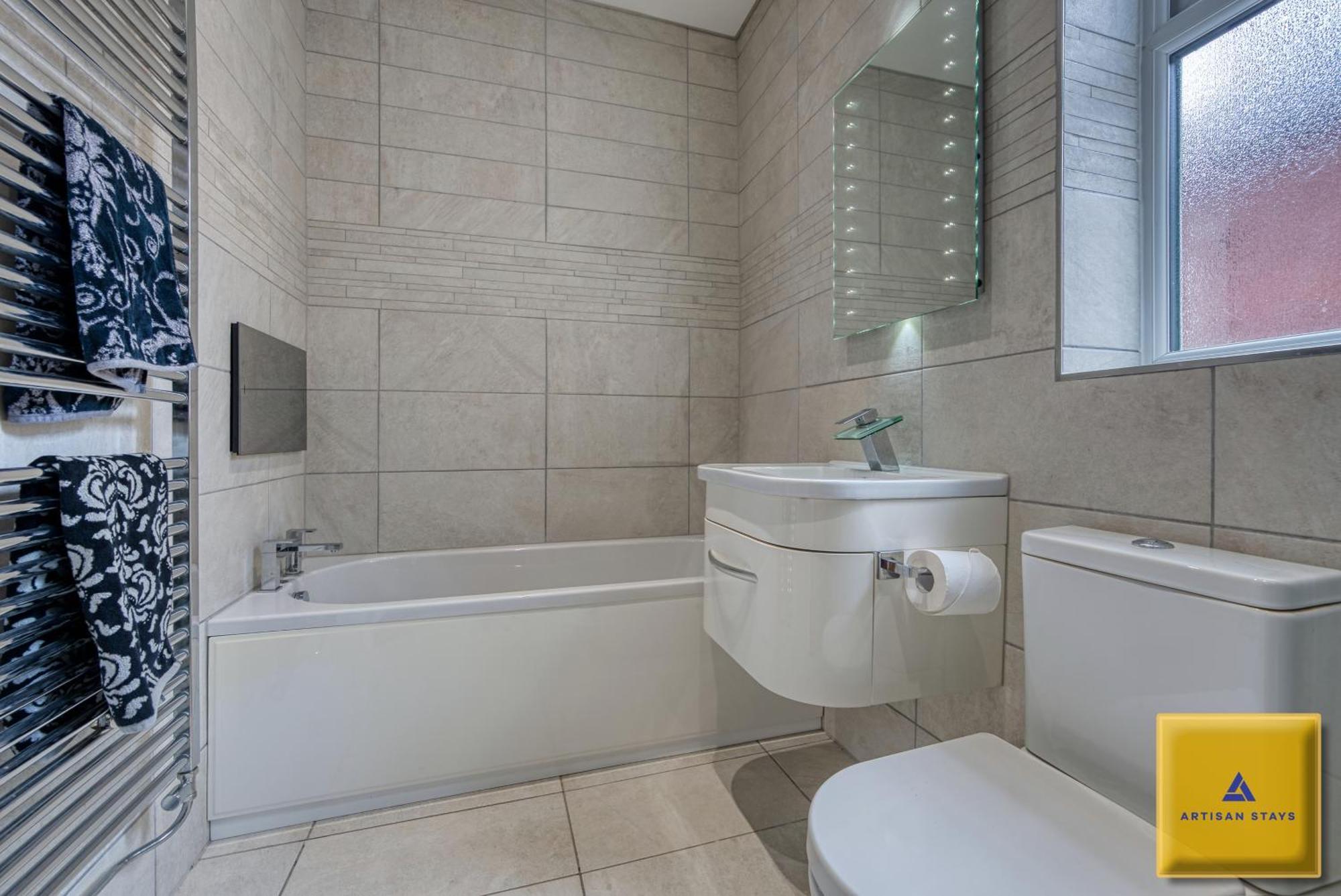 4 Bedroom, 6 Beds, 3 Bathrooms, Near Nec & Birmingham Airport, Business, Contractor And Family Friendly, Free Wi-Fi, Free Parking Coventry Esterno foto