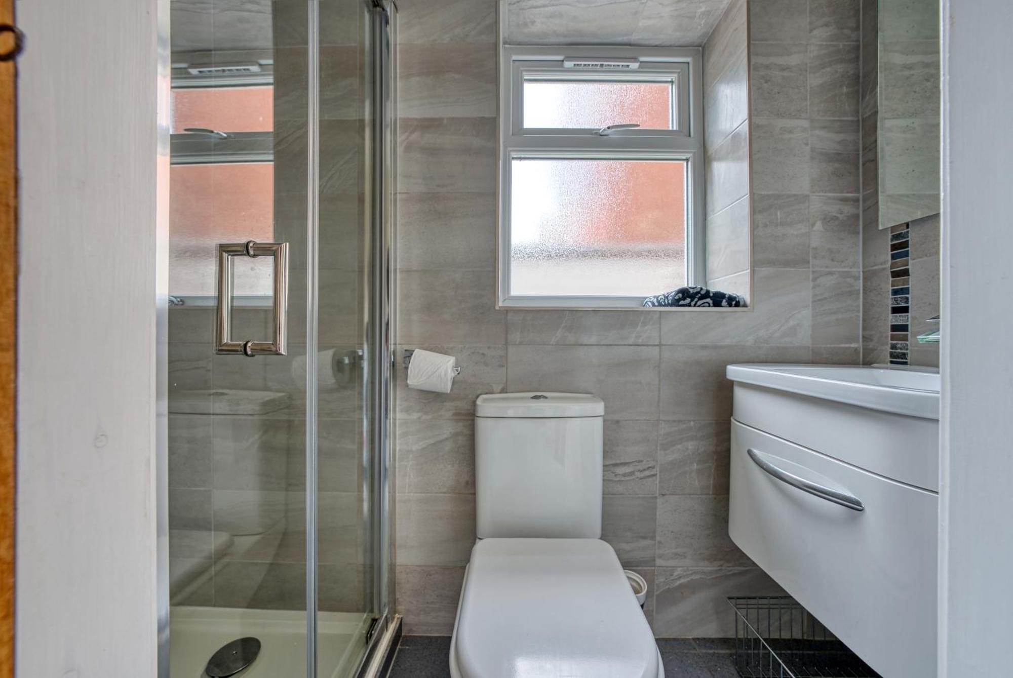 4 Bedroom, 6 Beds, 3 Bathrooms, Near Nec & Birmingham Airport, Business, Contractor And Family Friendly, Free Wi-Fi, Free Parking Coventry Esterno foto